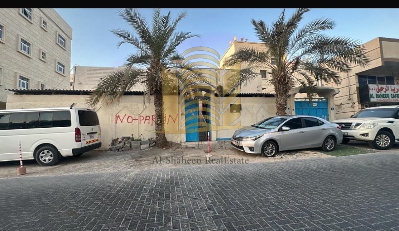 For sale: A traditional house in the Al Nuaimiya area, Majouna, consisting of 4 rooms, a majlis (formal sitting room), and a living room. The house area is 3600 sq ft. Suitable for residential or investment purposes (G+1, possibly more). Price: 1,200,000