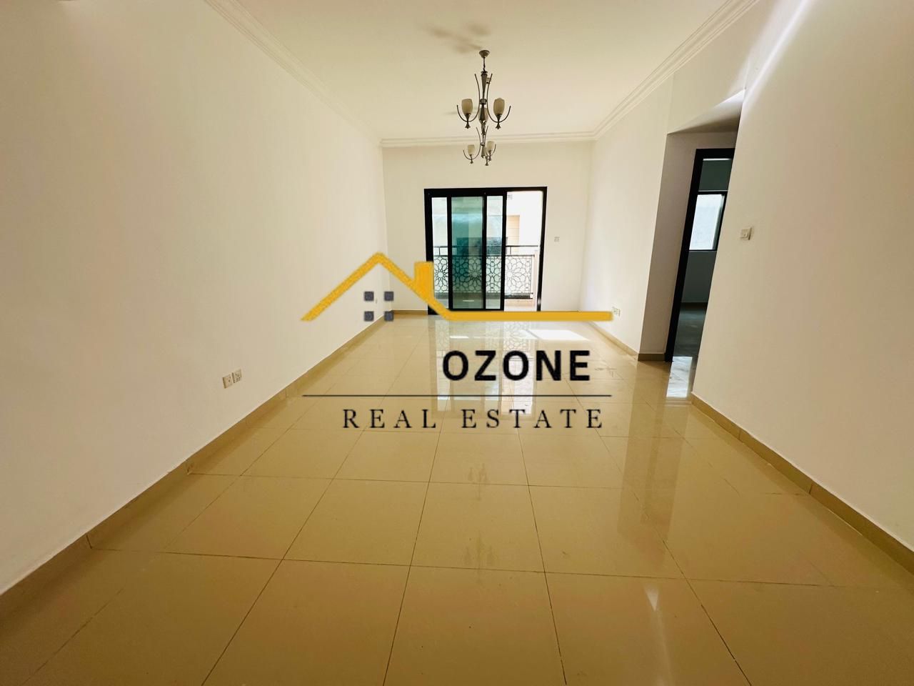 Huge Specious 3BHK with Landry room & Dardrop/Like New\°Balcony\°Parking\°Family Building