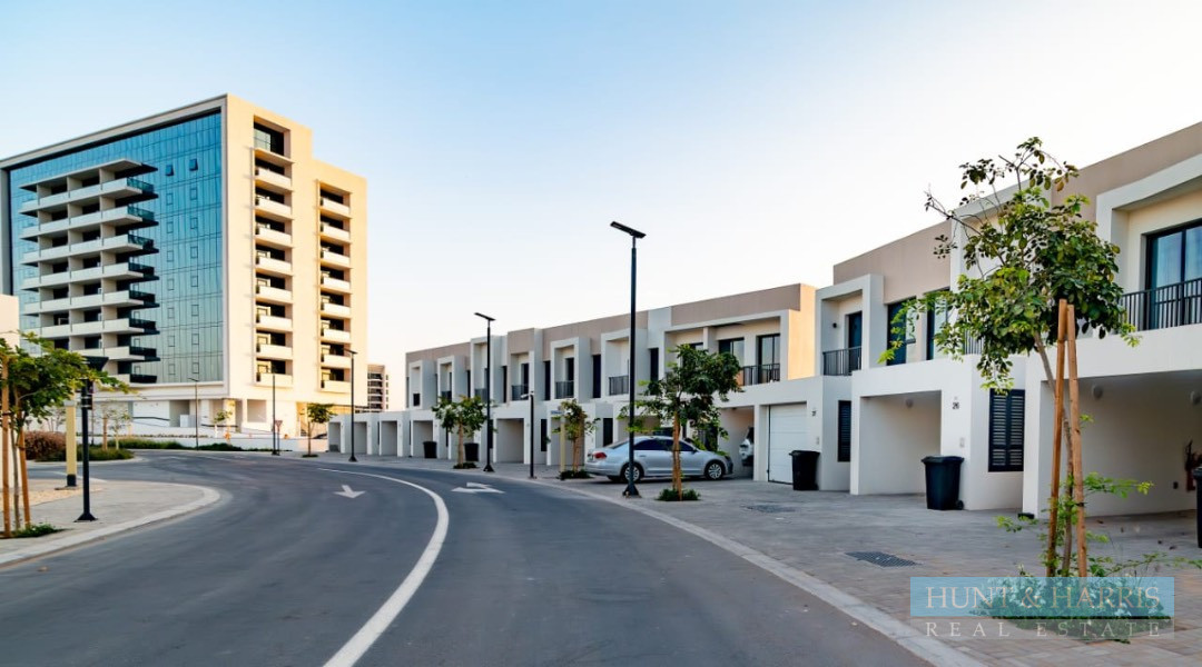 2 Bedroom Townhouse for Sale in Mina - Spacious and Modern Interior