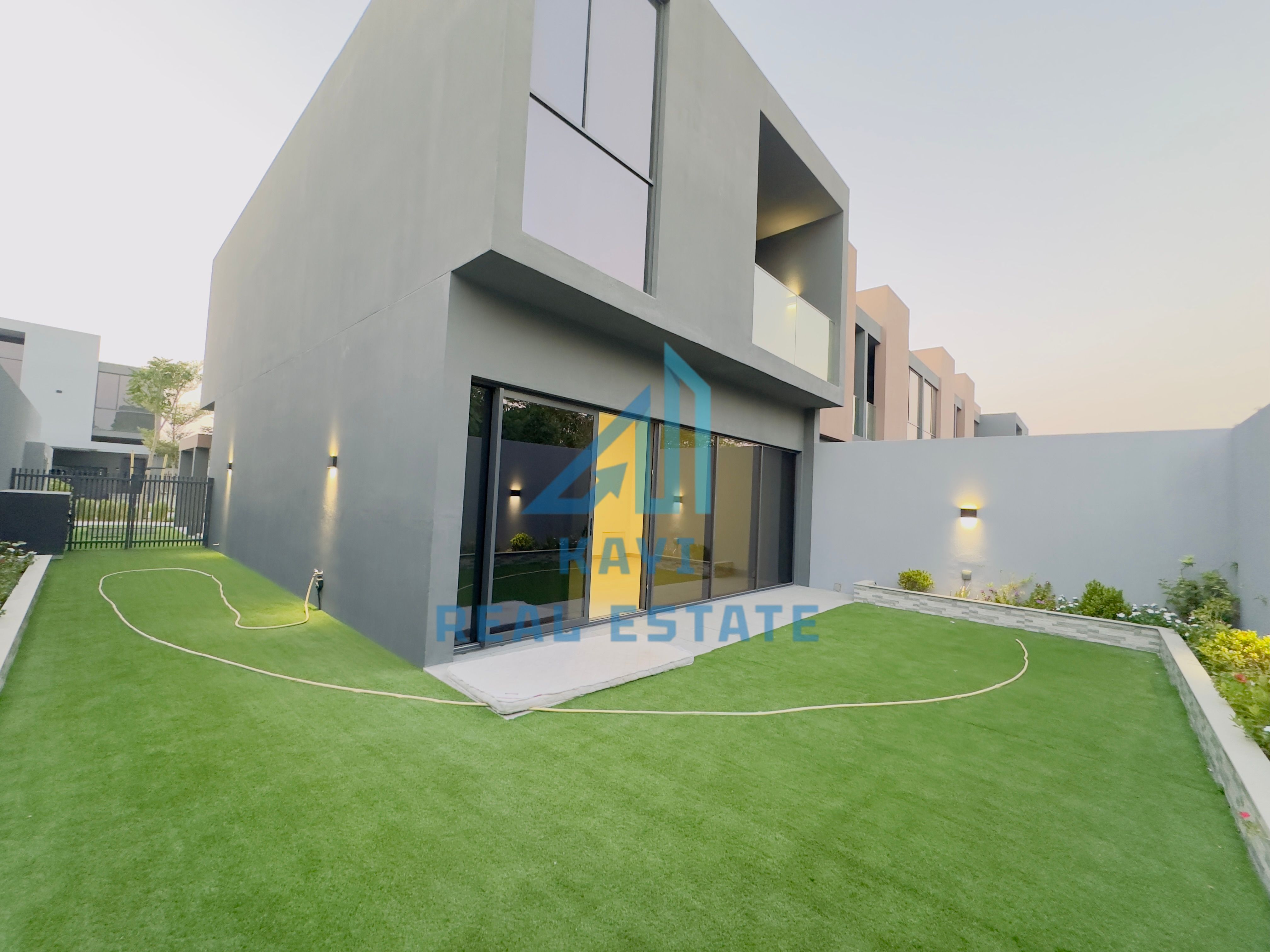 Brand New Luxurious And Spacious Fully Corner Unit only 140k
