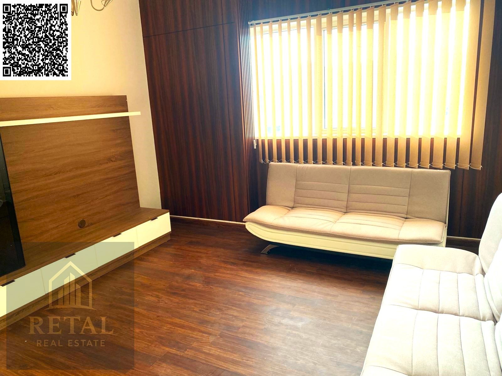 A video shows a one-bedroom apartment for sale at a price lower than the market price, due to the owner's circumstances.