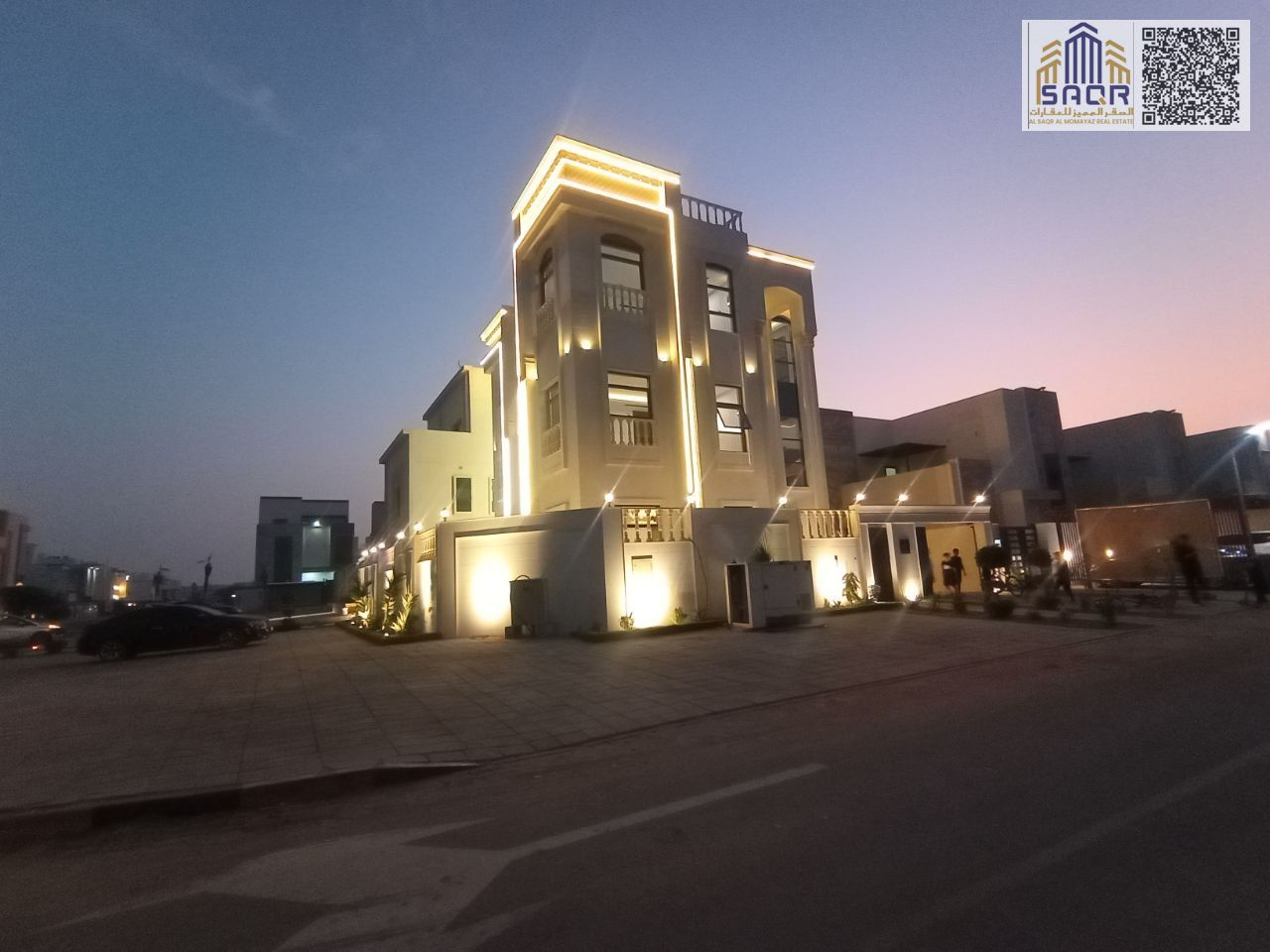 Classic design villa on a corner lot with two street frontages / 3 floors, 2 living rooms and a swimming pool / Freehold ownership / Fees included