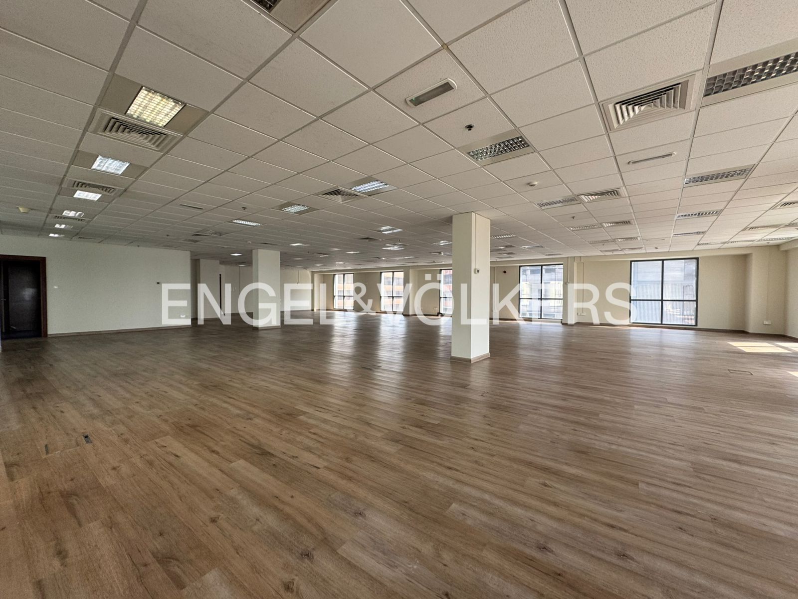 Bright Vacant Office | Next to Metro | DED License