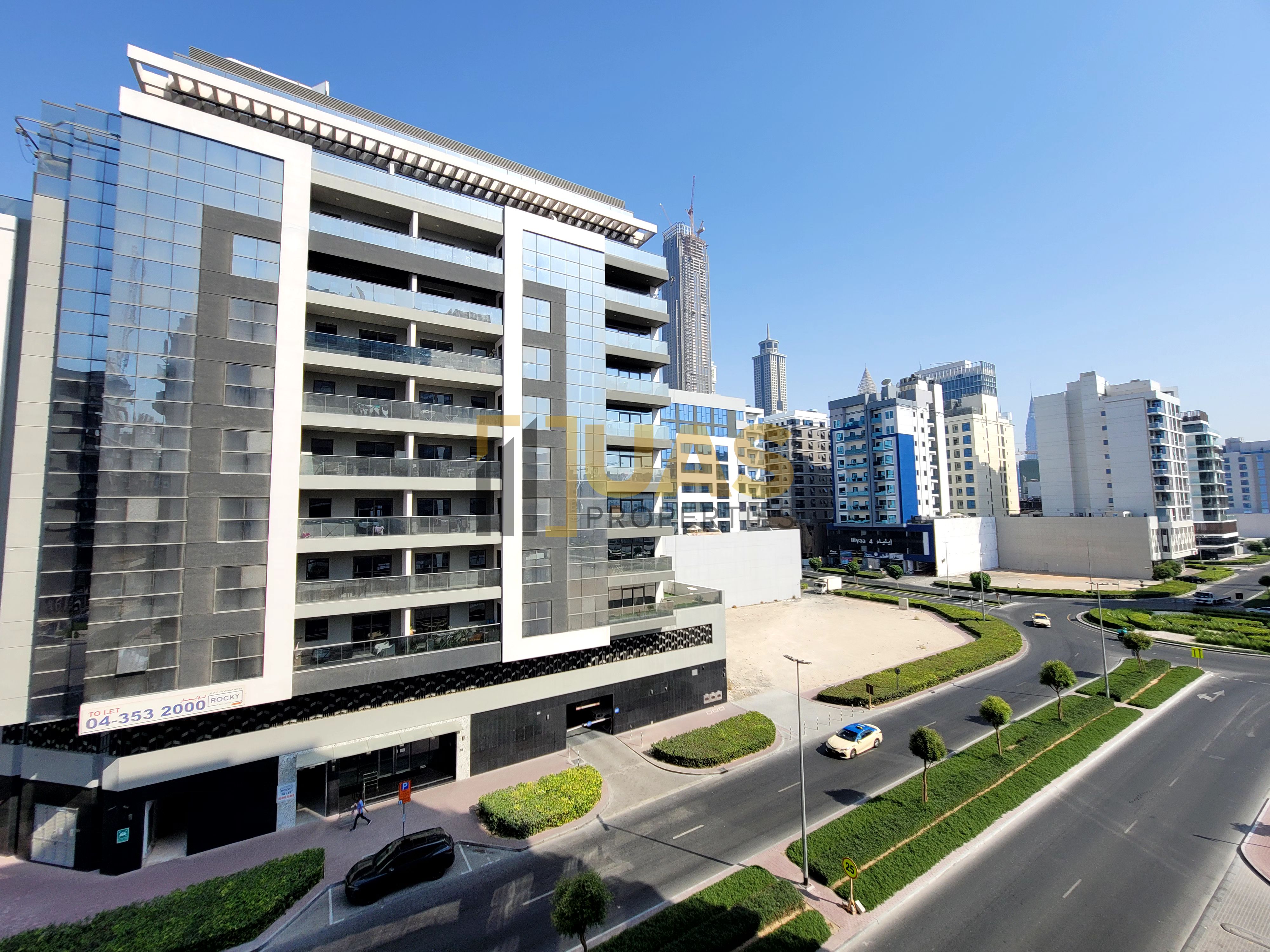 Spacious 1bhk high flor with gym pool near to Metro station only family