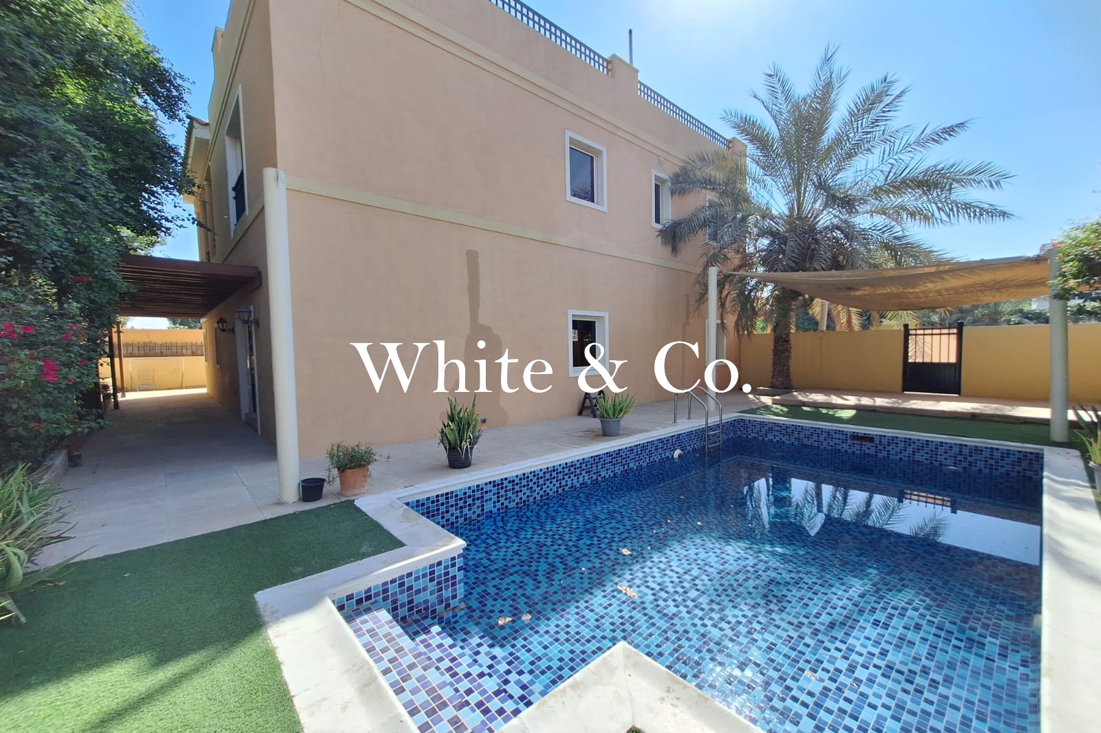 Single Row l Private Pool l Closed Kitchen