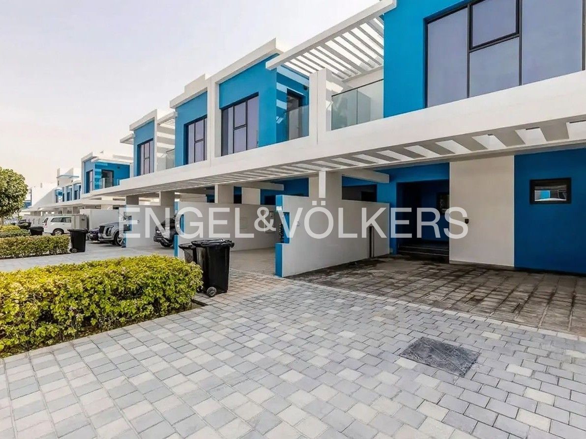 Modern Santorini Family Home | Lagoon Lifestyle