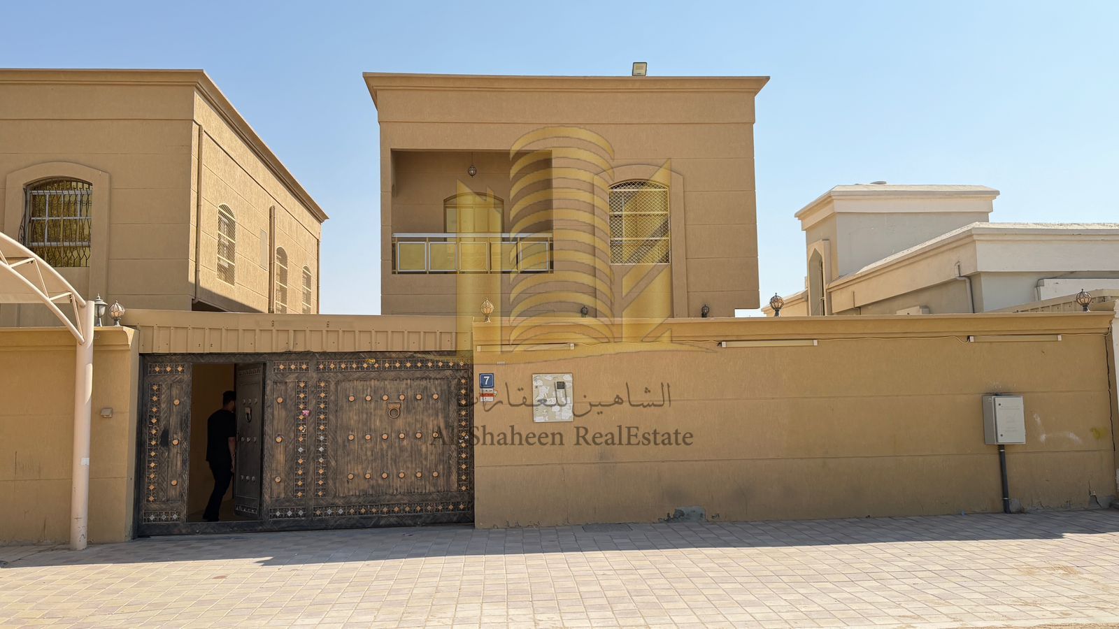 Residential villa for rent in Al Muwaihat-3, Ajman, consisting of a ground floor and a first floor. 4 bedrooms, living room, majlis, 5 bathrooms, fully equipped kitchen, maid's room. Indoor and outdoor parking. Land area: 4,000 sq ft. Annual rent: AED 95,