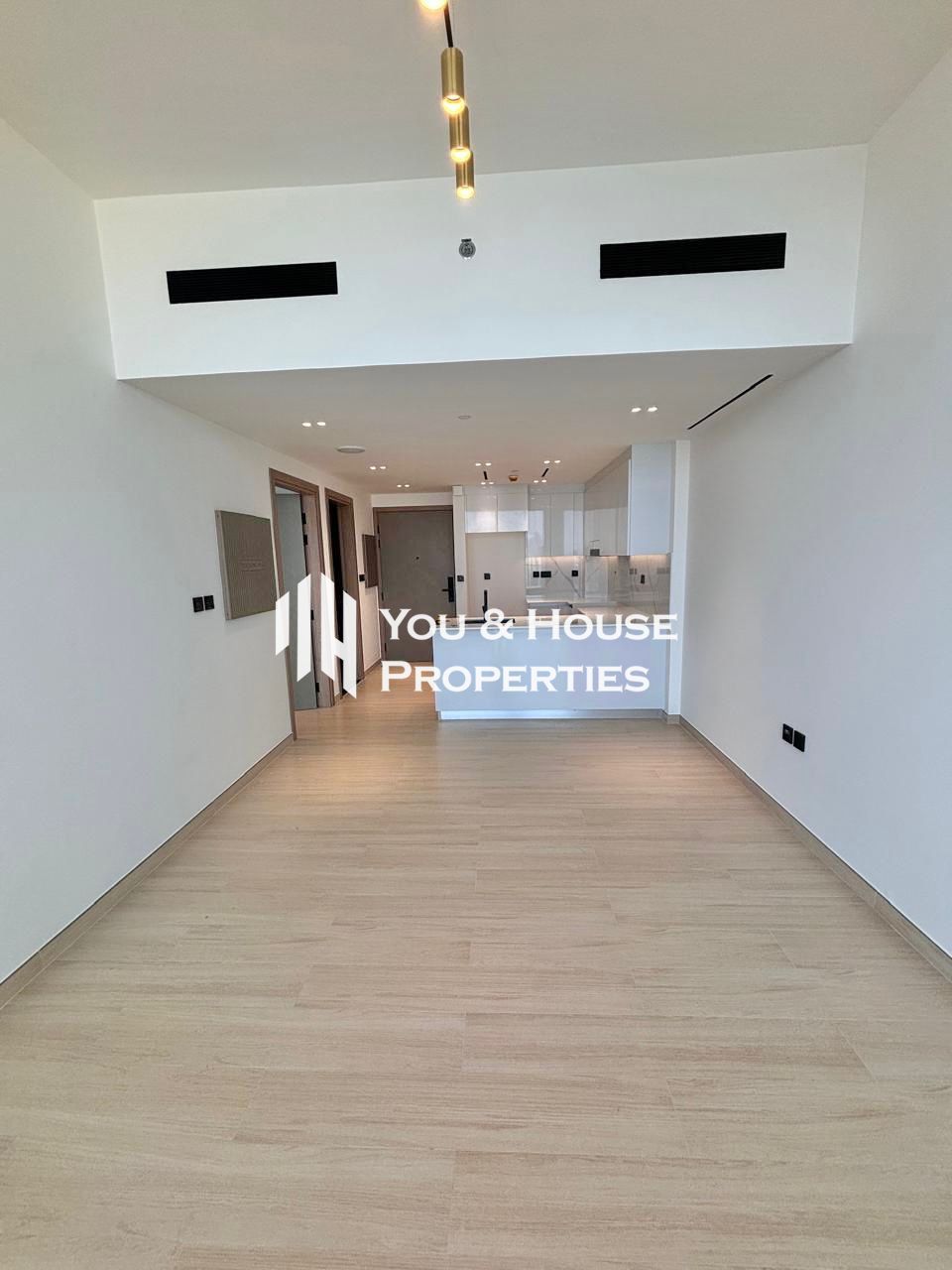 Spacious 1BR | Bright Layout | High Floor | 2 minutes to Entry & Exit