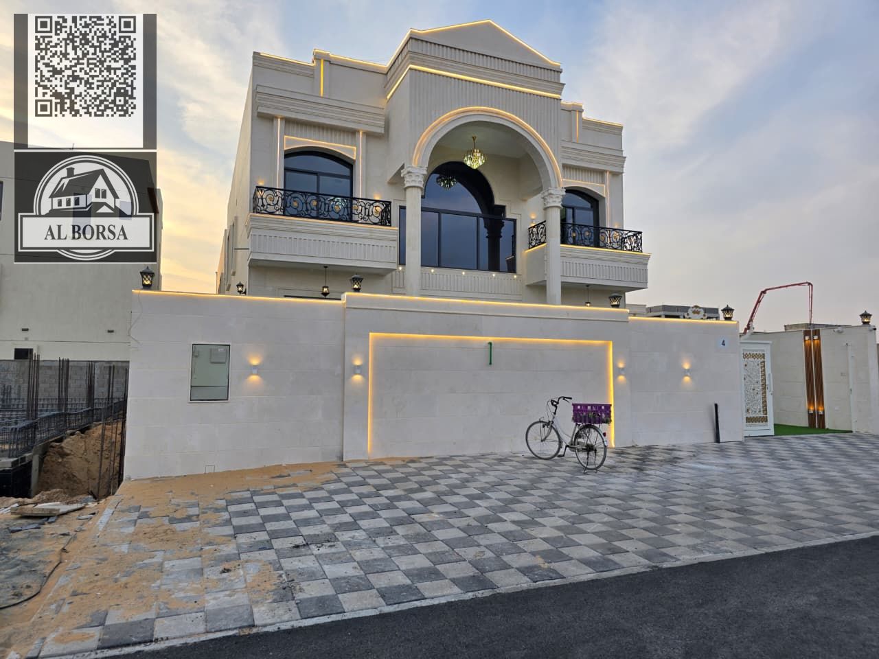 Villa for sale in Al Helio 2, Ajman. 5 master bedrooms, majlis, living room with kitchen, maid's room. 3 floors: ground, first, and roof.