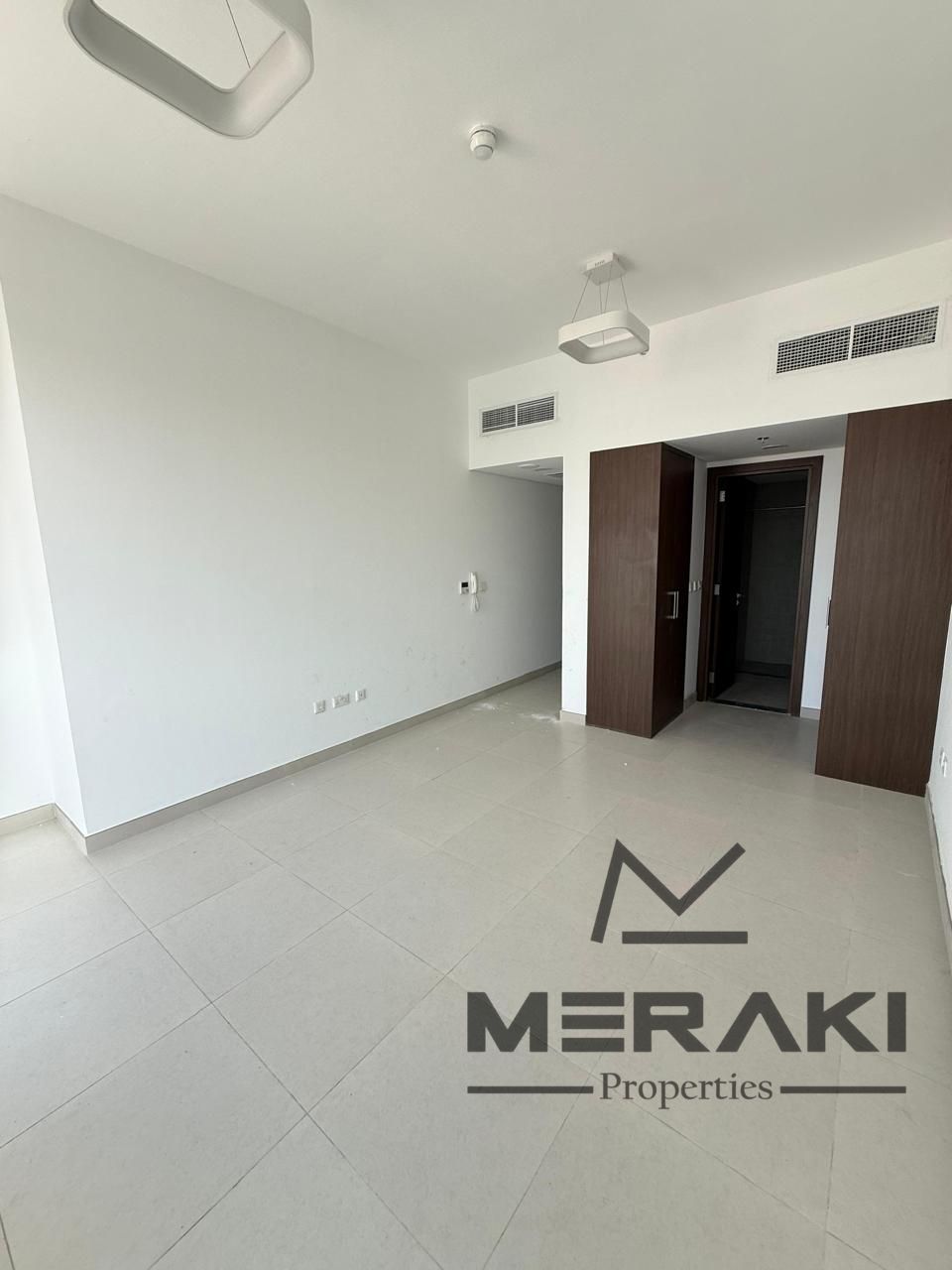 A wonderful studio, a very nice space with a balcony offering an open view of the lake in the most beautiful project in Sharjah, very good location.