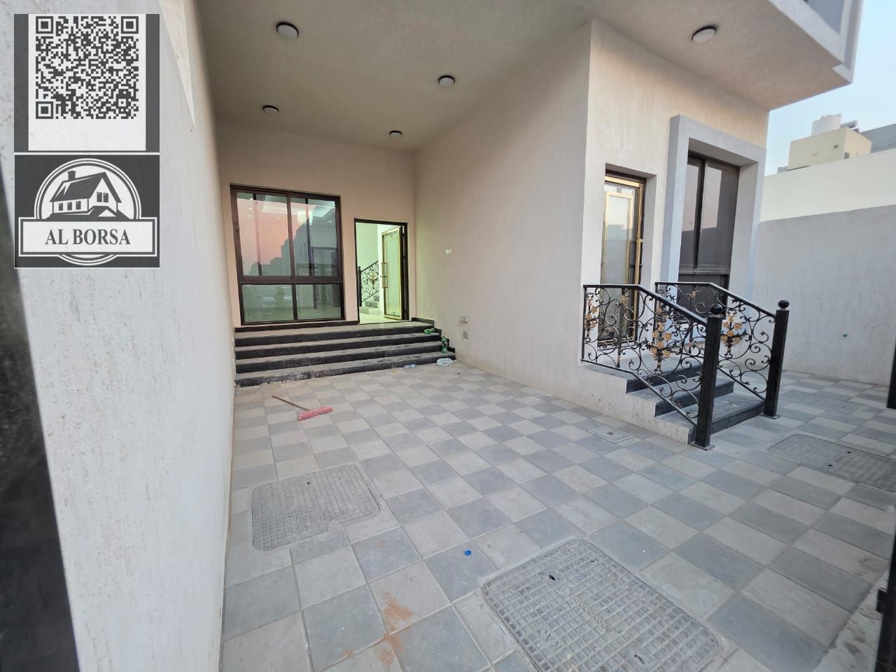 For rent in Al-Haliyo 2 area, prime location: Townhouse villa, five master bedrooms, living room, majlis, main kitchen, maid's room, roof terrace.