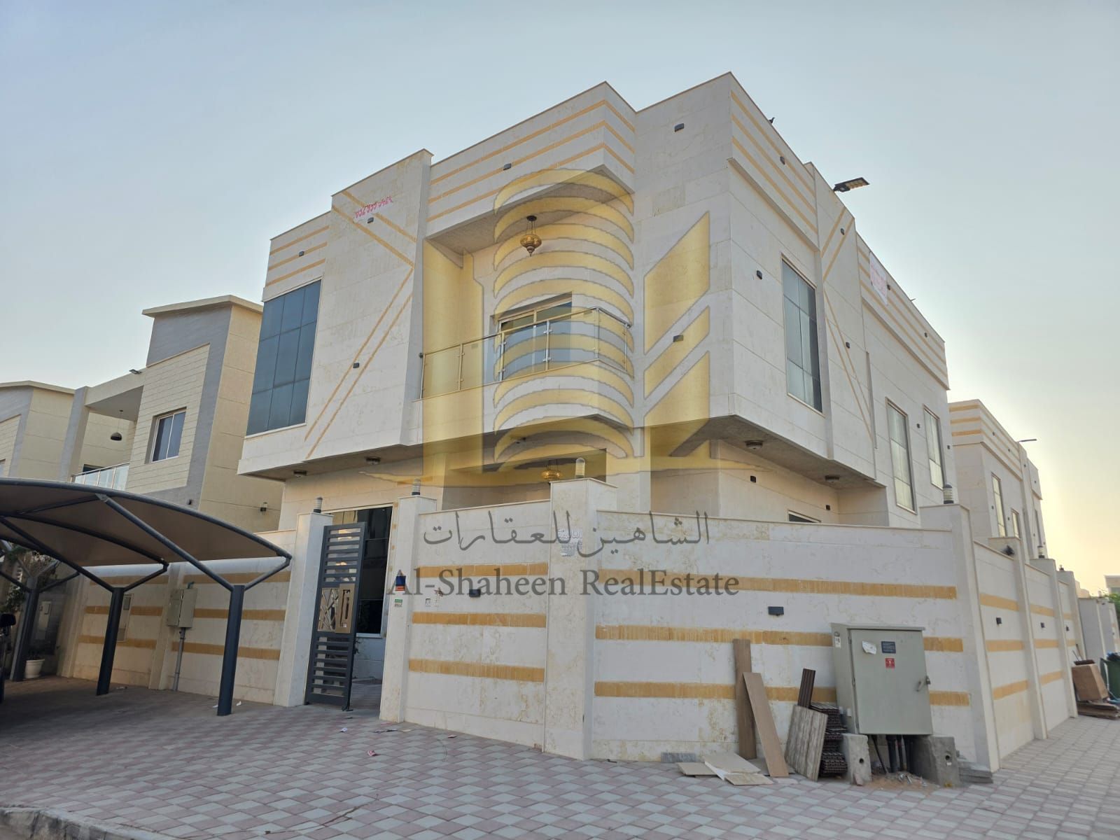 For rent in Al Yasmin: 5 master bedrooms, 2 living rooms, a majlis, a kitchen, a maid's room, and a yard. Corner villa, 4000 sq ft. Price: 125,000