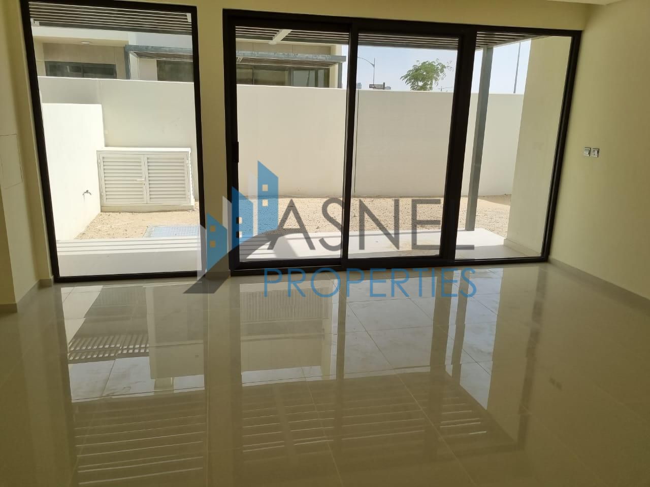 Spacious 3 bedrooms plus maid villa / Corner unit / Unfurnished / Ready to move