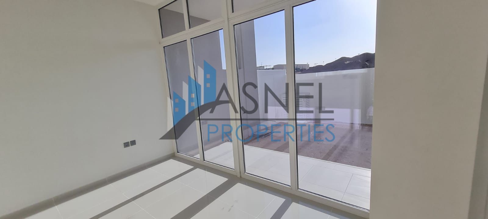 Spacious 3 Bedrooms townhouse / Unfurnished/ Vacant
