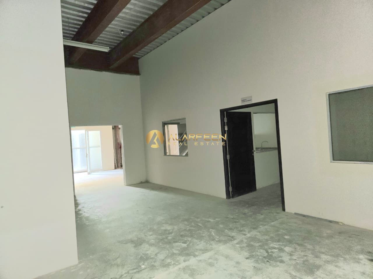 2500 sq ft/ 52kw/ spacious warehouse