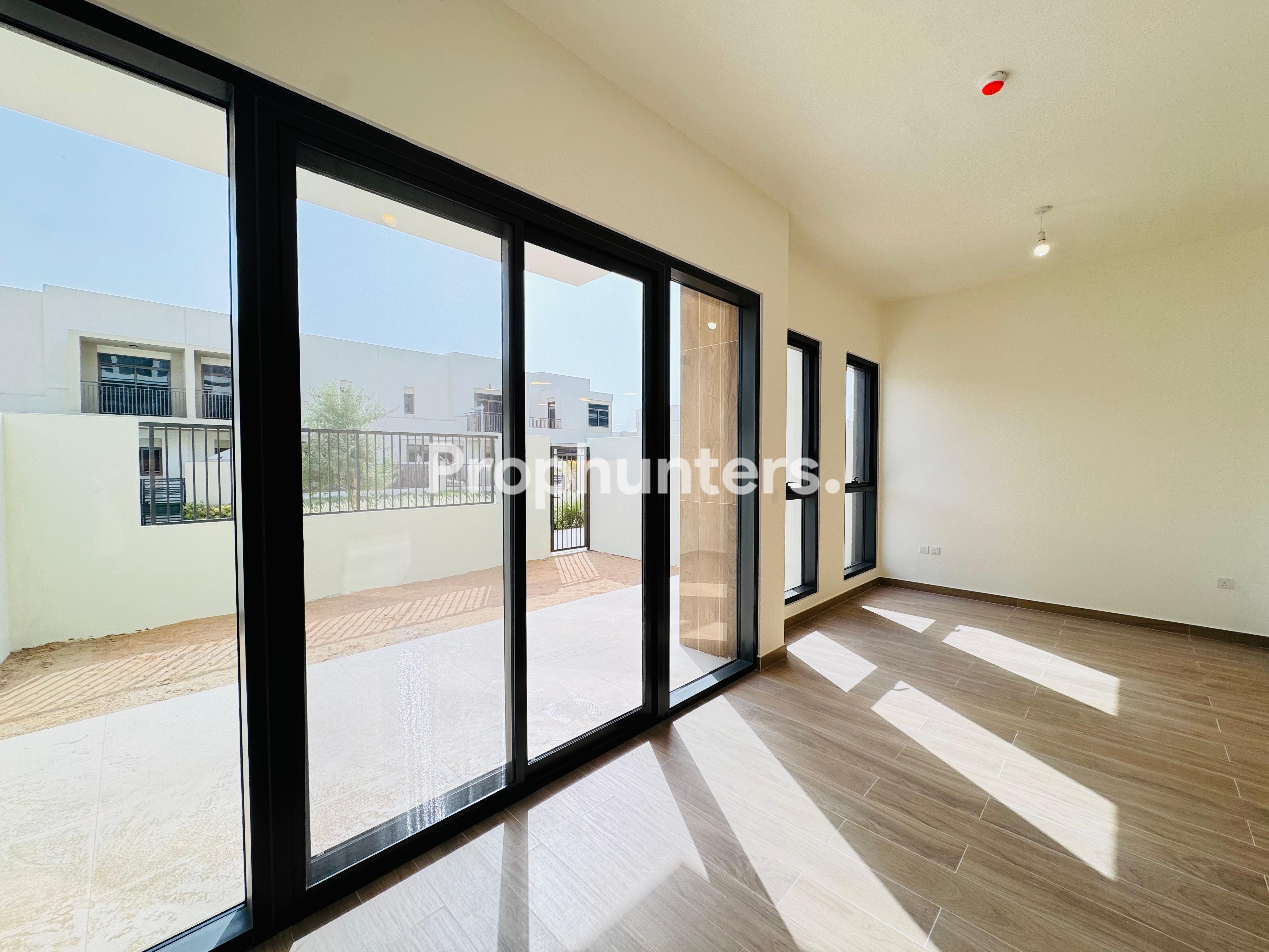 Luxury 3BR Duplex in Holland Gardens | Pool View