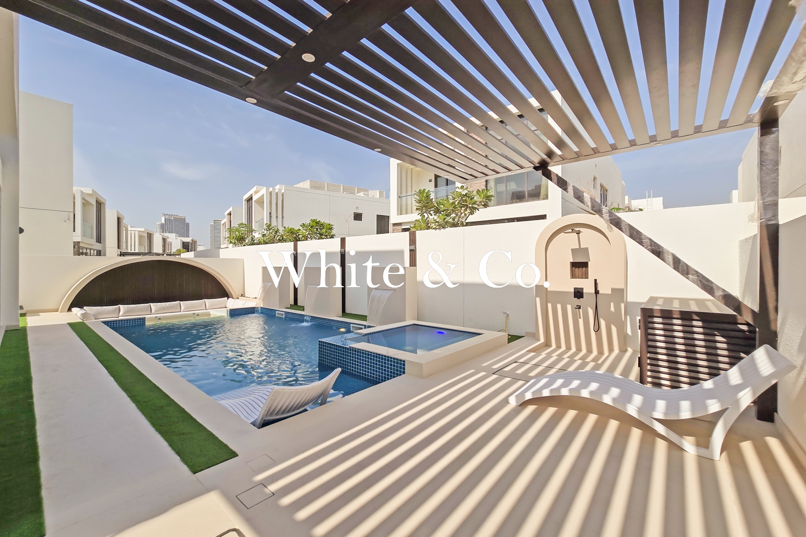 Pool | BBQ | Jacuzzi | Fire Pit | Tenanted