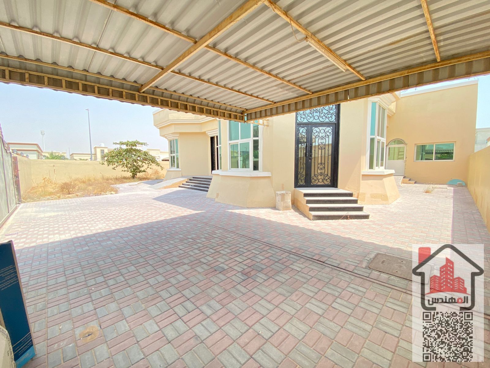 Ground floor villa for rent in Ajman, Al Hamidiya 2 area. 5 bedrooms, living room, majlis, and maid's room. With split air conditioning. Area: 10,000 sq ft. Corner location on two streets with an internal canopy. Asking price: AED 120,000. UAE nationals o