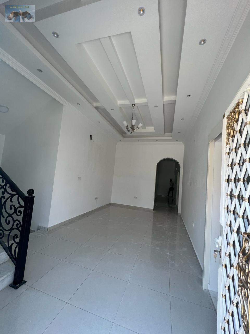 A distinctive two-storyvilla in AlYasmin,in a prime location,with3200 sq ft of livingspace,including 5master bedrooms,amaster maid's room,amain majlis