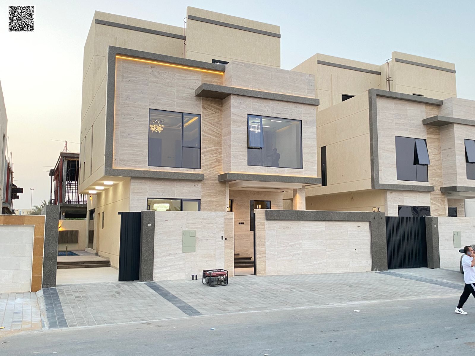 Modern finished villa, two floors and a roof with a swimming pool, price includes fees and air conditioning, negotiable.