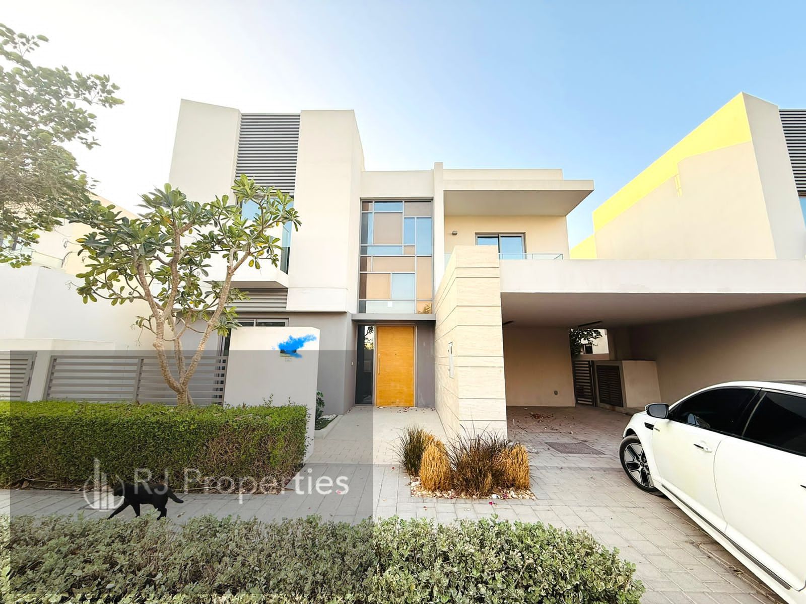 Very spacious luxury 4 bedrooms townhouse with Maid room garden waderobe parking only 5M