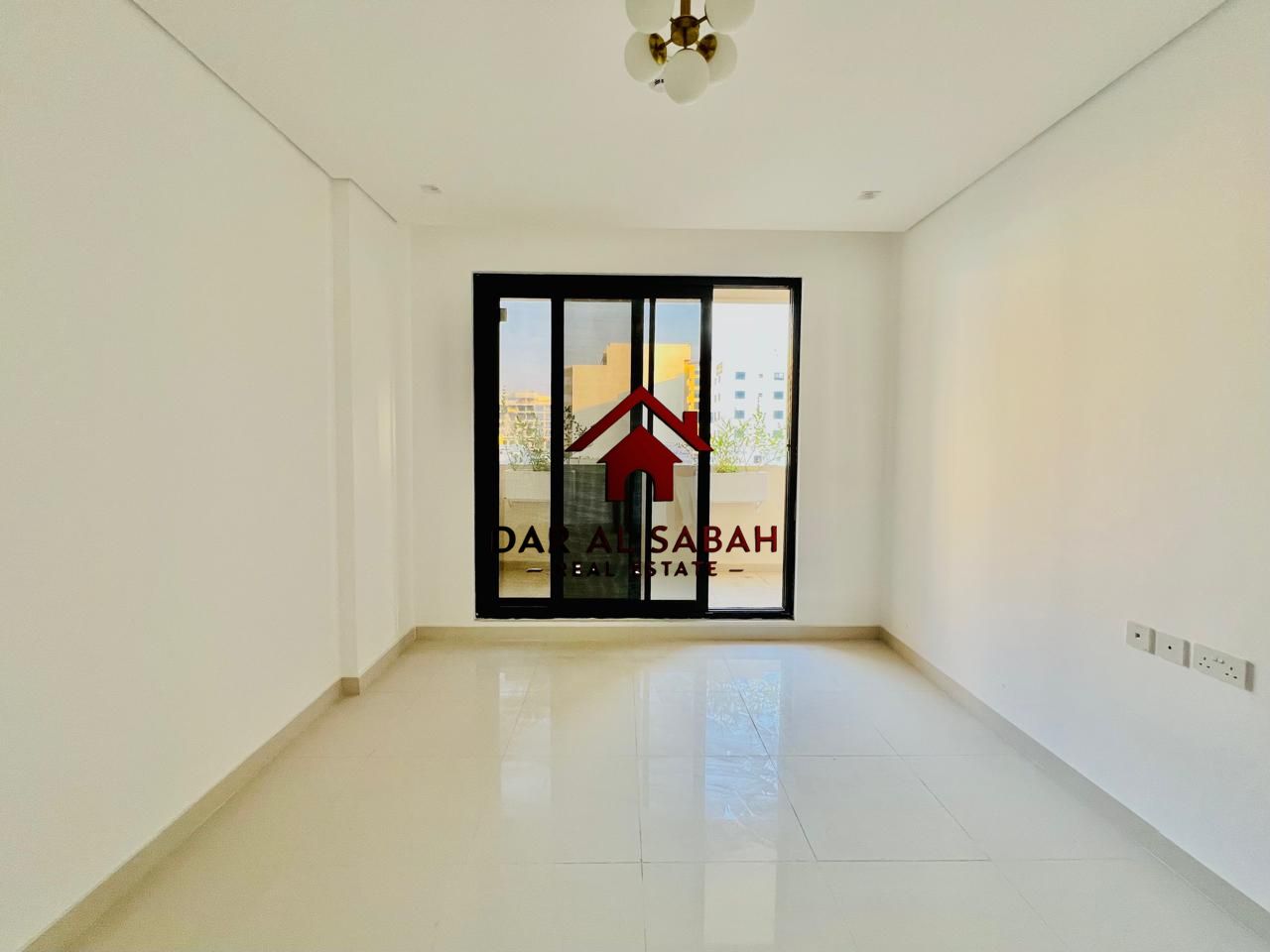 Brand new building | Ready to move | Easy to assess dubai | 6 cheque payment | with balcony !