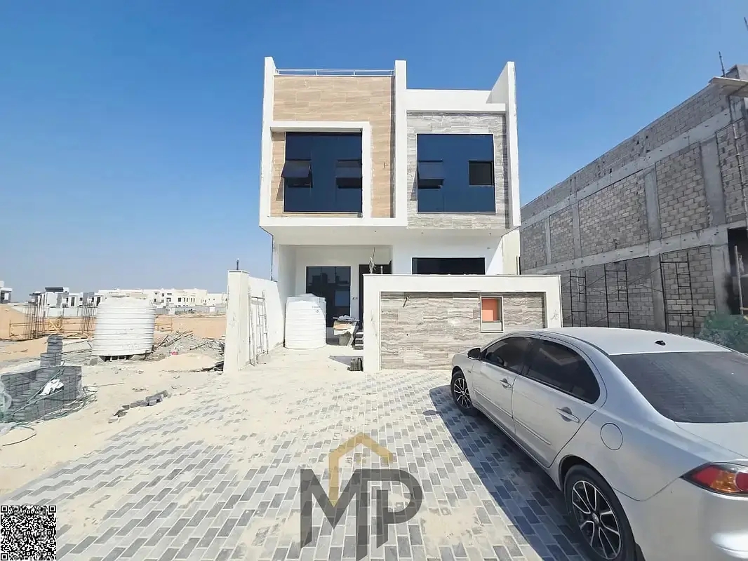 For sale: Ready-to-move-in townhouse, close to all amenities, elegant design, two floors plus a rooftop terrace. Freehold ownership available to all n