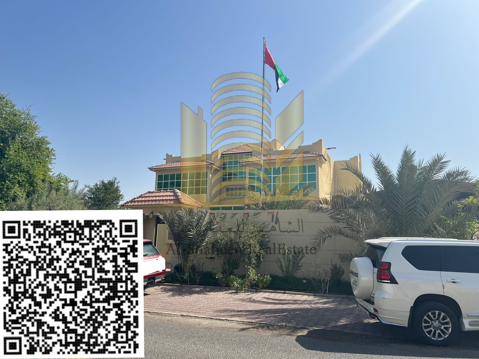 Villa for rent in Ajman, Al Jurf area. Two floors. 8 bedrooms, majlis, living room, large yard, large annex, 3 very spacious kitchens, parking for 8 cars, outdoor seating area in the yard, large maid's room, driver's room, laundry room, and a beautiful ga