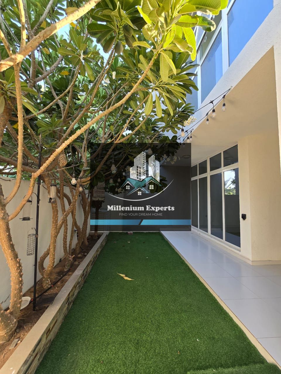 Single-Row | Corner Unit | RR-EM | Vacant | Swimming Pool View