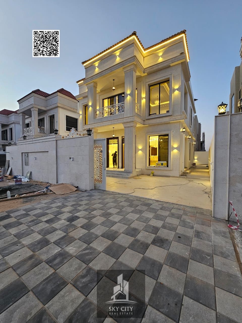 Luxury villa for sale in Al Hilo. This luxurious villa offers an exceptional opportunity for those seeking a spacious and comfortable home in a prime