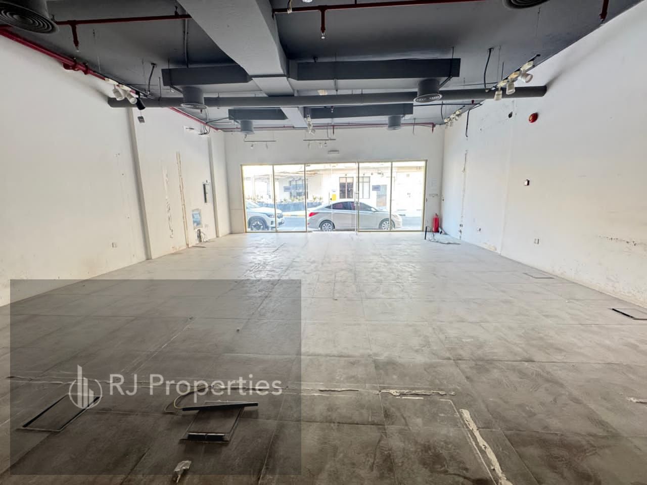 Very prime lecation shop close to park with wishroom BUSSINES AREA only jest 100k