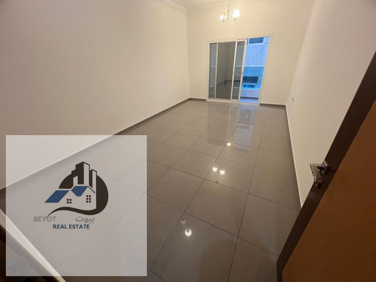 Apartment for Rent in Ajman – Al Jurf 2 (Opposite Delta) A spacious 2-bedroom apartment with a hall, located in a prime and family-friendly area, ver
