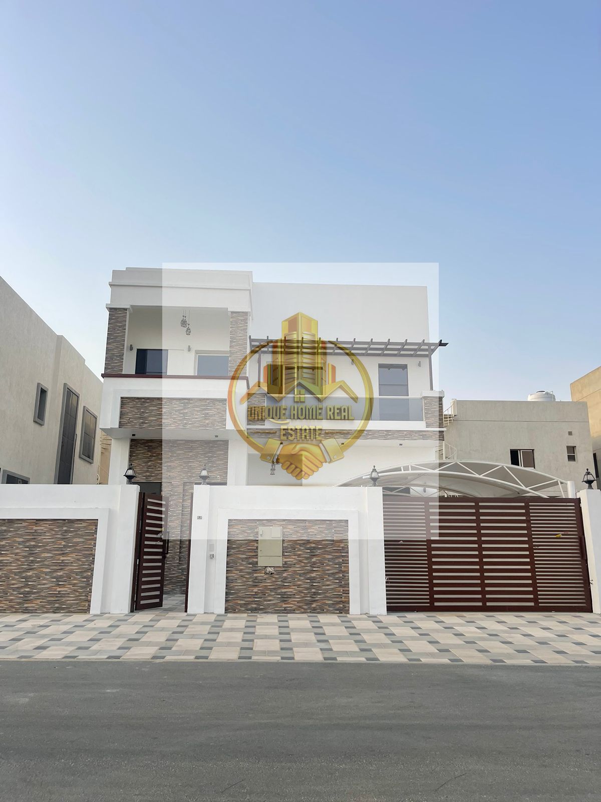 For sale in Al Helio 1, a villa consisting of 5 rooms, a hall, a hall, central air conditioning, wall wardrobes, and a maid's room.