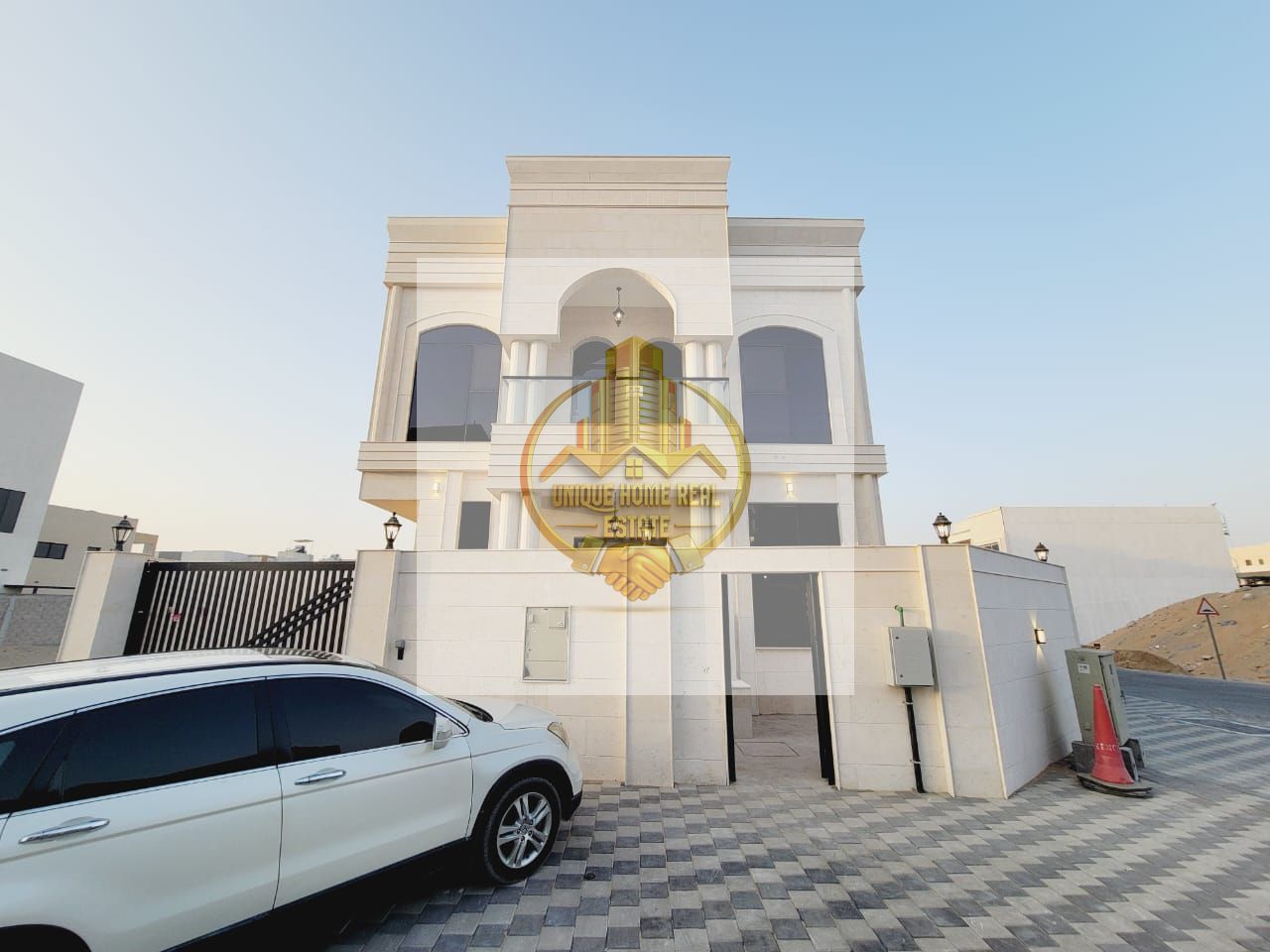 Villa for rent on the corner of two streets. Spacious spaces, modern finishes, and distinctive designs.
