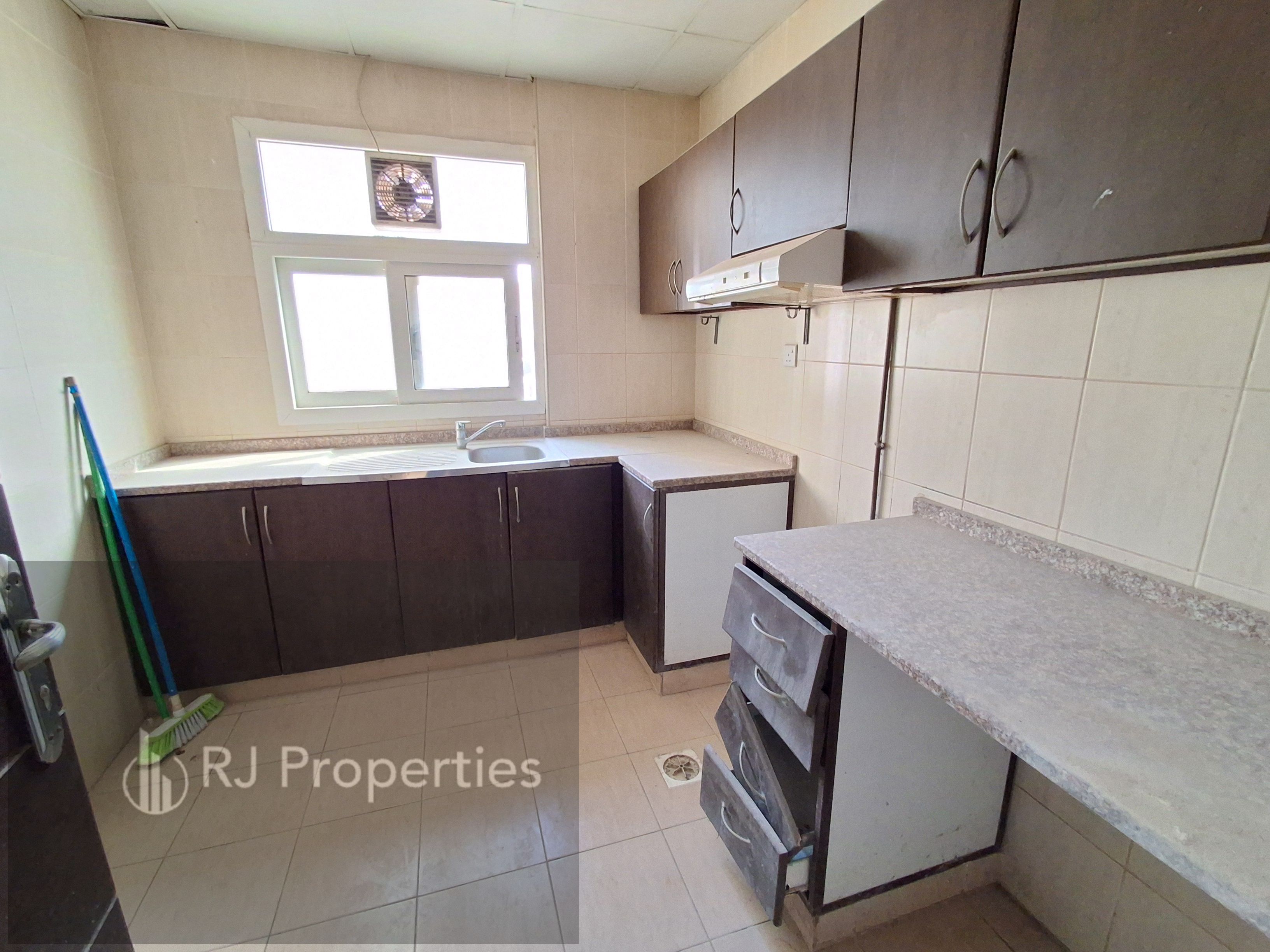 2 BR apartment - family building - balcony - Easy access for Dubai