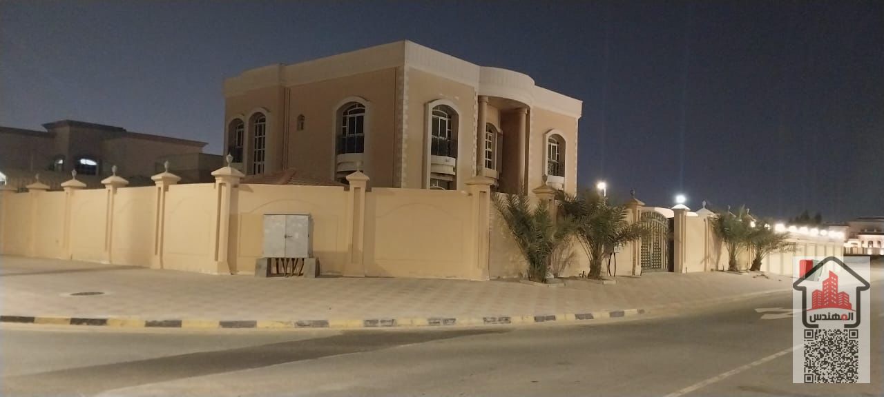 Villa for rent in Ajman, Al Hamidiya area. 7 bedrooms, majlis, and 2 living rooms. Corner lot on two streets. Ground floor: 2 living rooms, majlis, and dining room. Rear annex with kitchen, maid's room, master bedroom, and laundry room. First floor: kitch