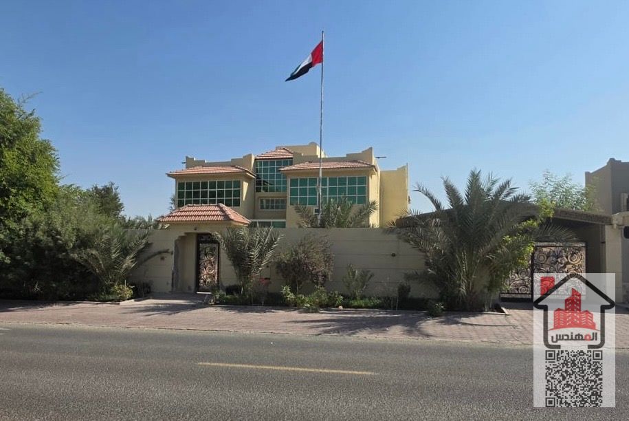Two-story villa for rent in Ajman, Al Jurf area. 6 master bedrooms, 2 living rooms, maid's room, driver's room, 2 kitchens, outdoor seating area, laundry room, storage room, and dining room. Asking price: AED 110,000