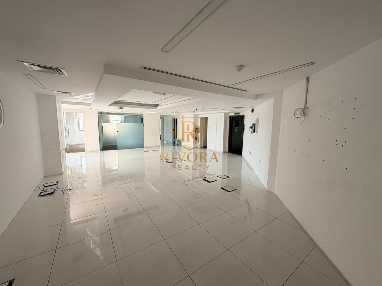 SPACIOUS OFFICE I SHELL AND CORE I ACCESS THROUGH MALL