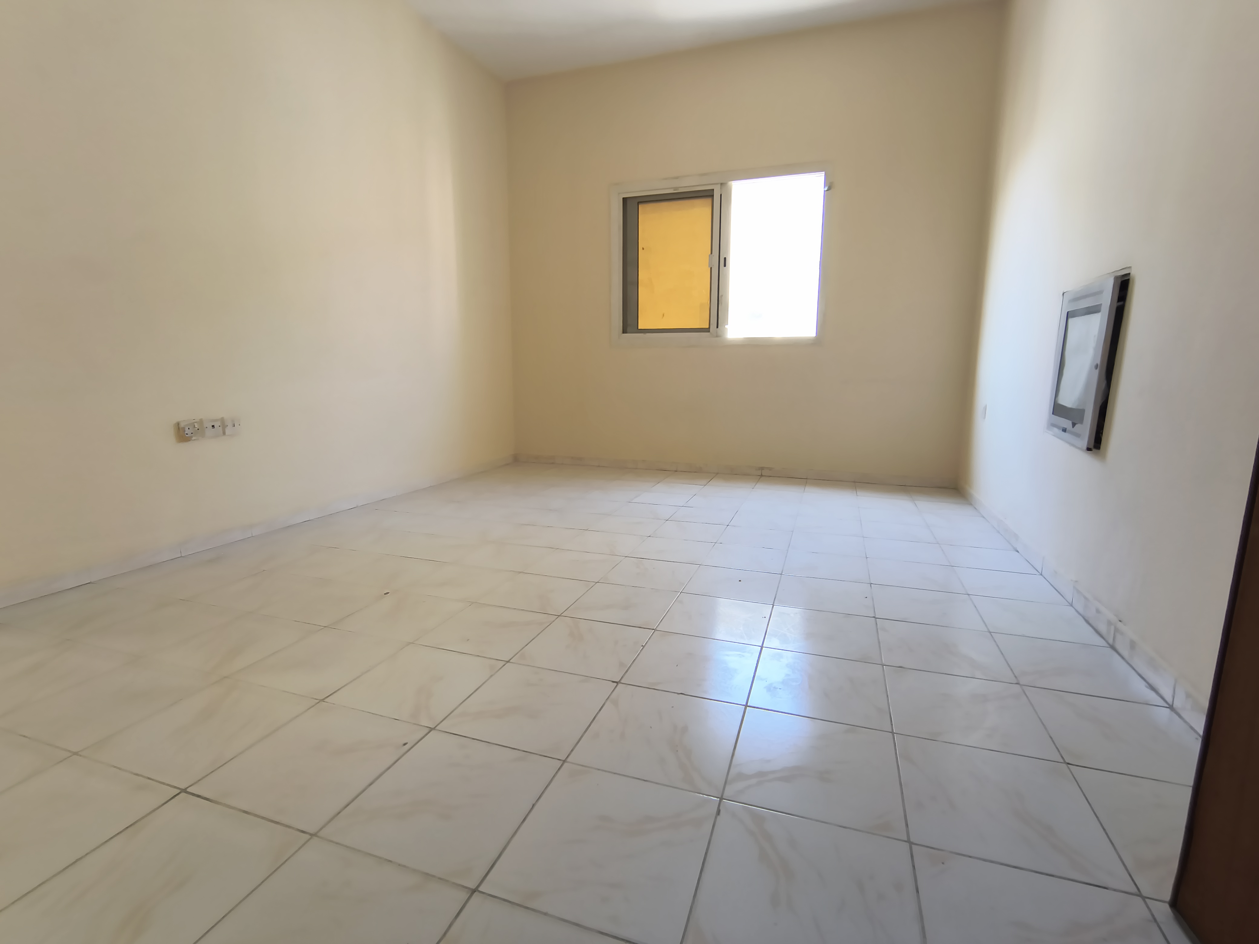 LOW PRICE GOOD SIZE 1 BEDROOM HALL READY TO MOVE FOR ASIAN FAMILY ONLY CLOSE TO ROAD AND SAFARI MALL 28K