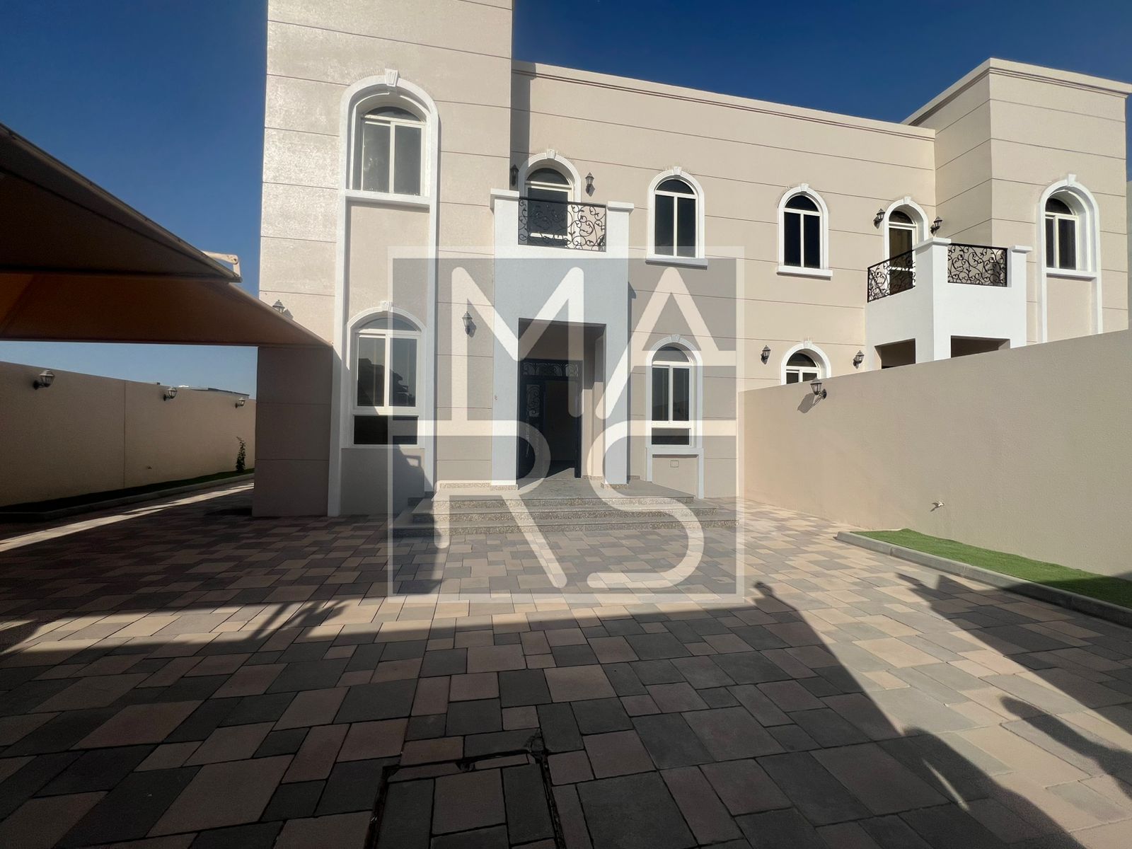Spacious 4 bedrooms villa is available for rent in Hoshi Shrajah for 135,000 AED yearly
