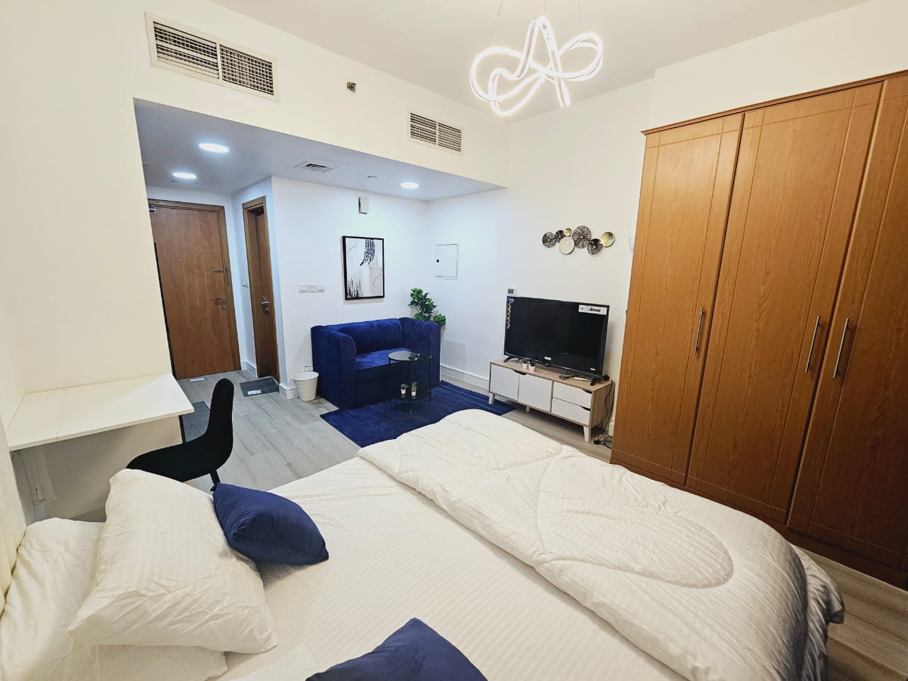 Newly Furnished || Modern Design Studio || With Pool View || Near Me'aisem City Centre