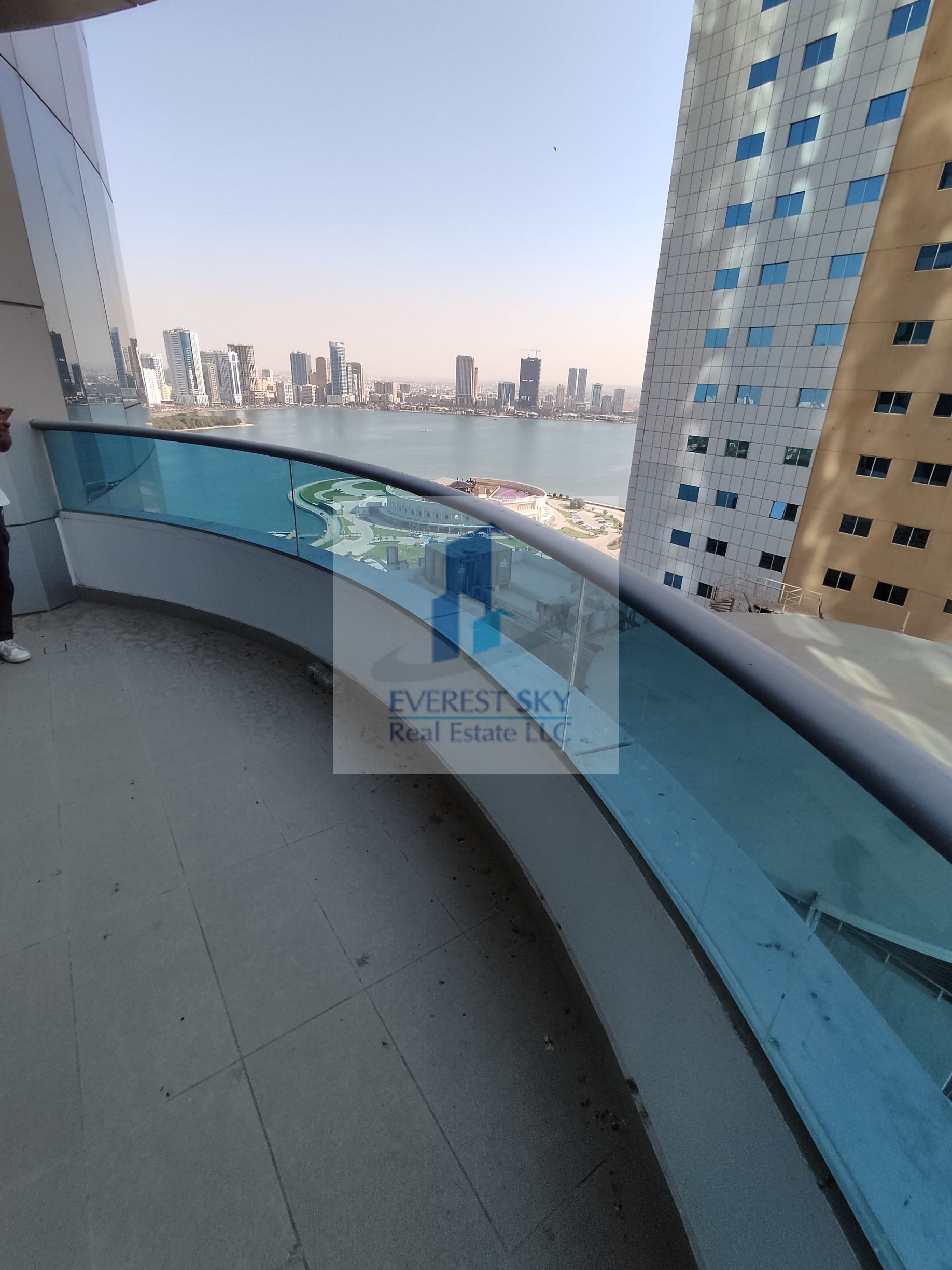 TOP QUALITY 2 BHK with side view of Corniche for URGENT LEASE !!