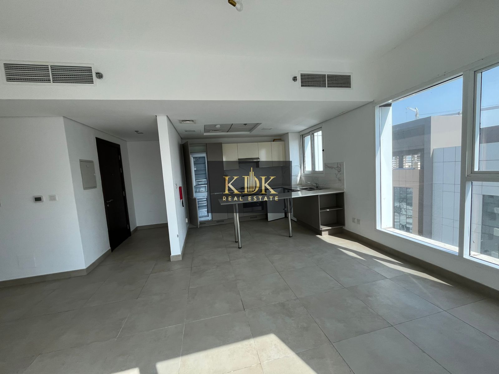 Spacious 1BR | Prime Location | Community View