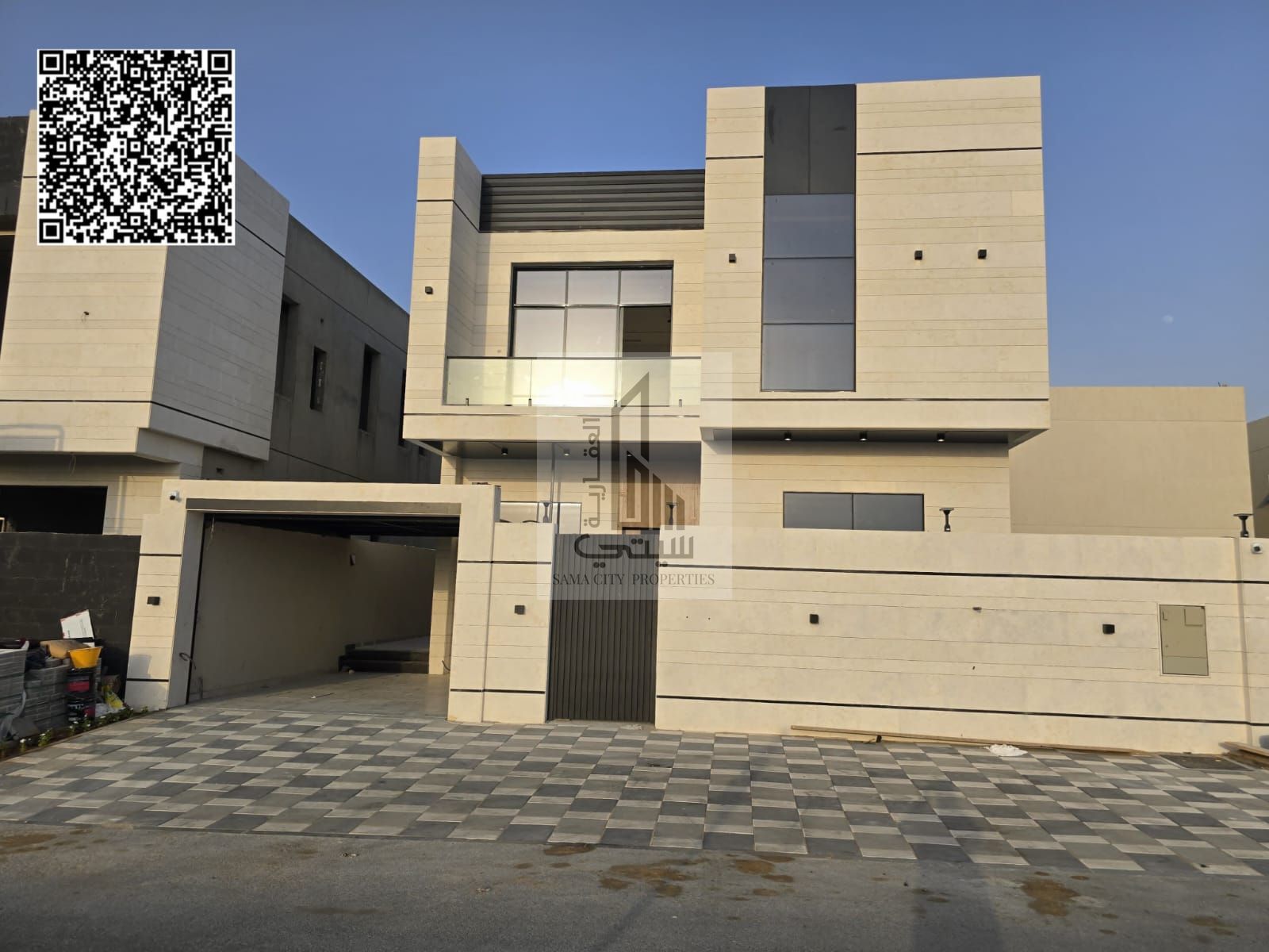 Luxury villa with 5 master bedrooms, a majlis, two living rooms, and parking.