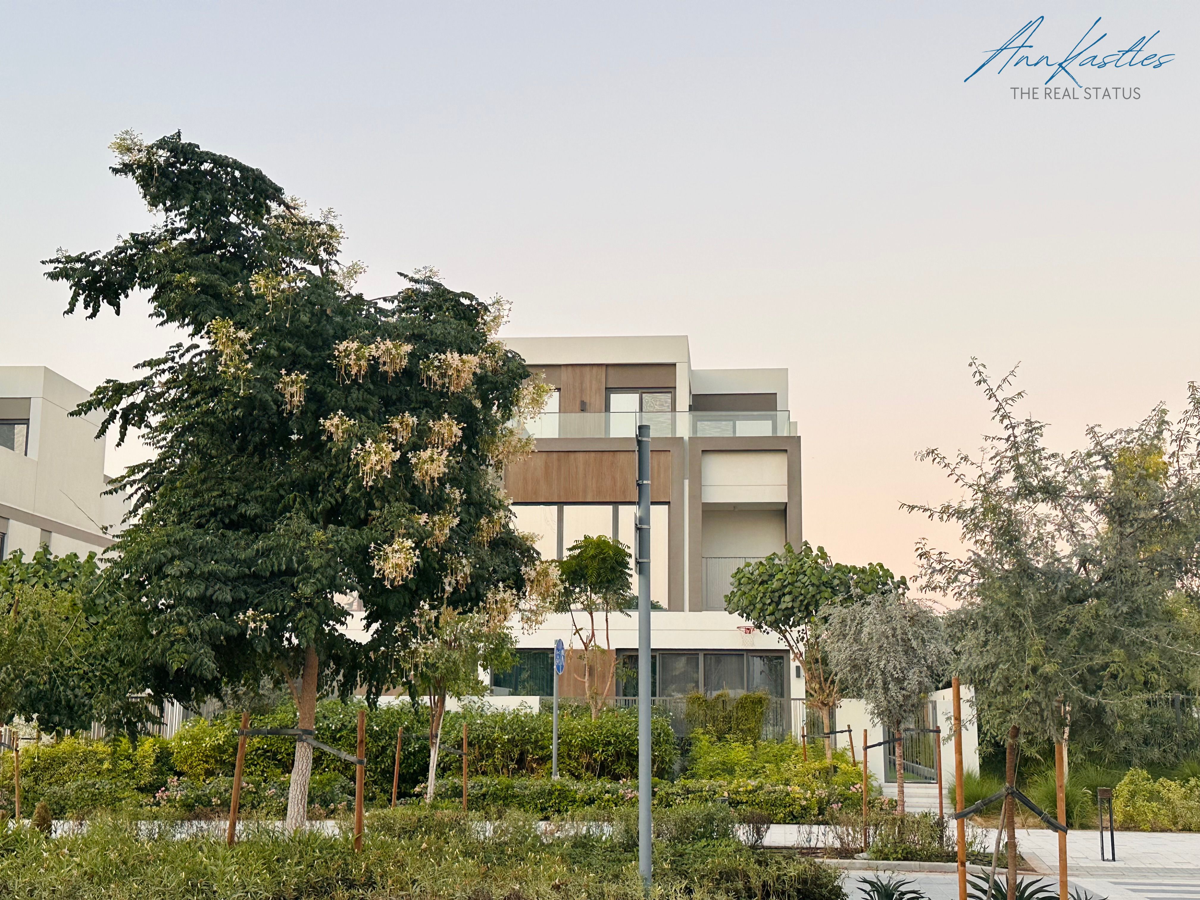 Upgraded & Ready to Move-in Corner Villa next to Linear Park