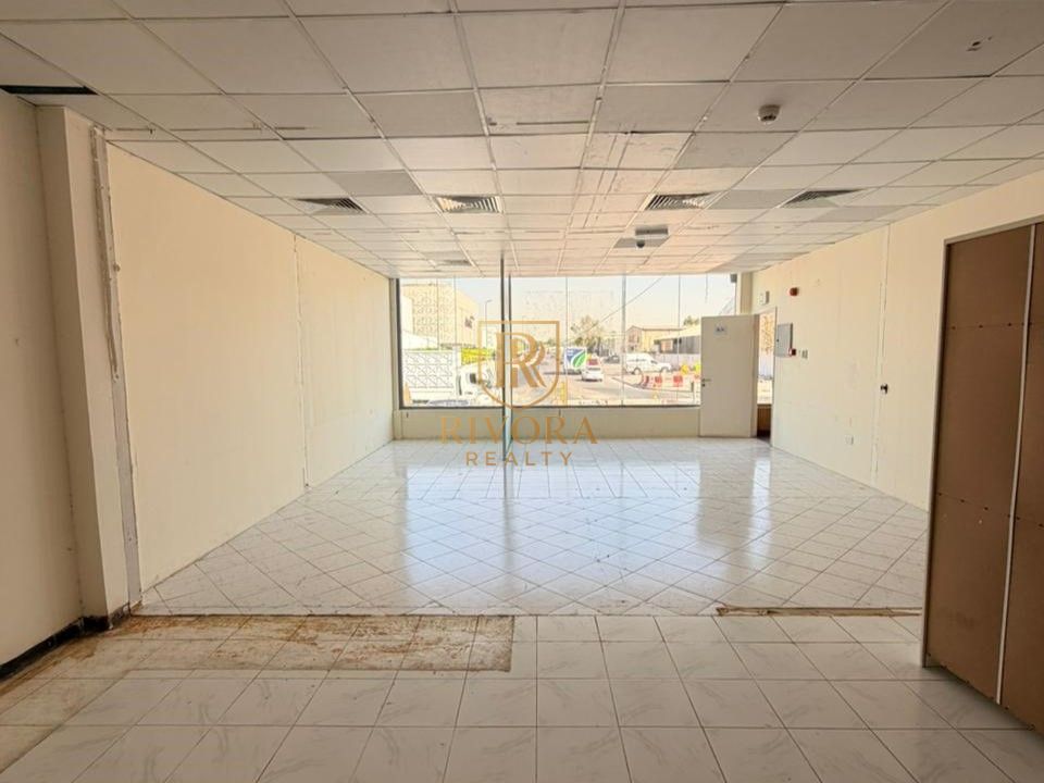 OFFICE I FLOOR / CEILING FIT-OUT I W/ TOILET