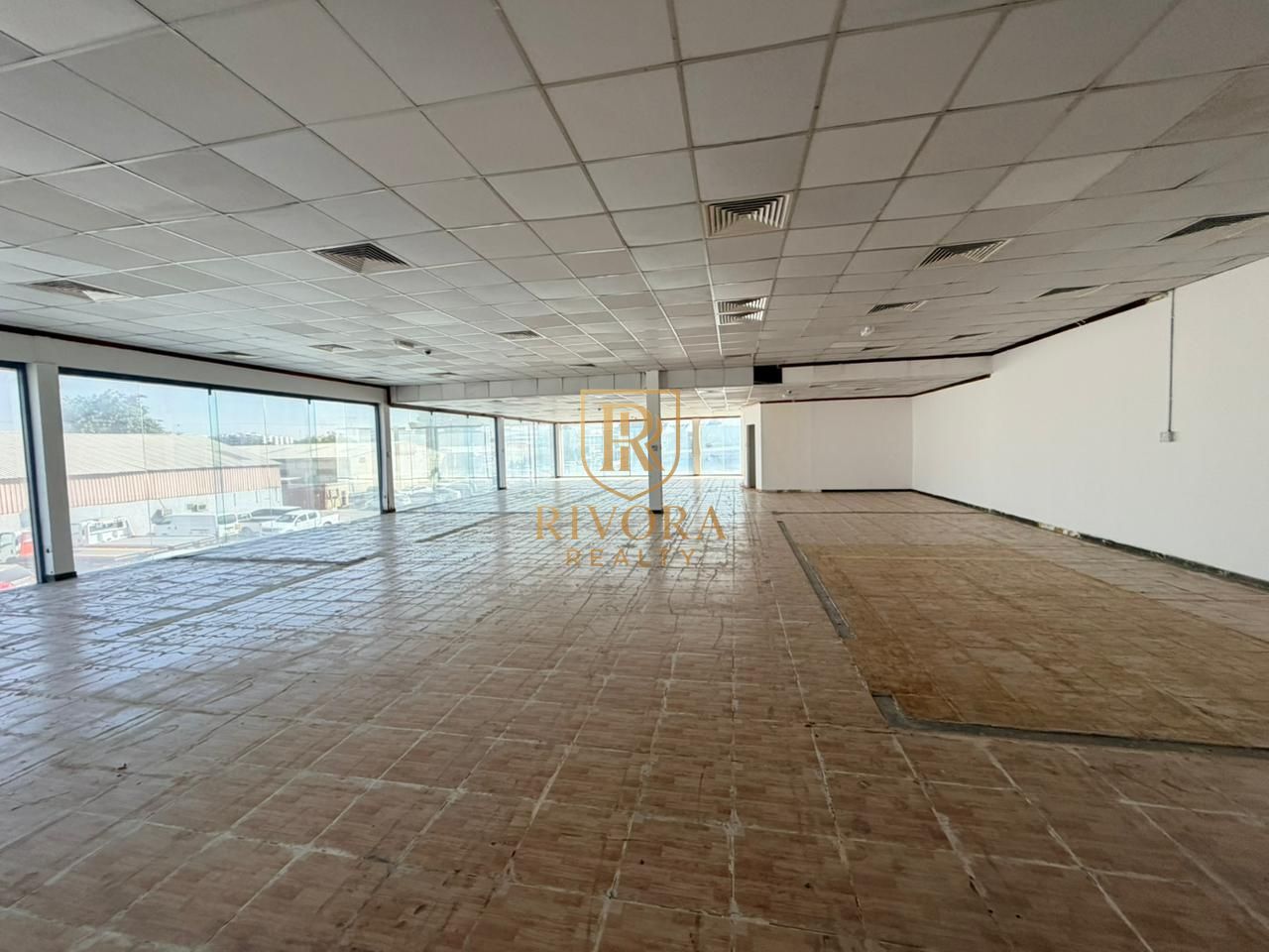 OFFICE I FLOOR / CEILING FIT-OUT I W/ PANTRY