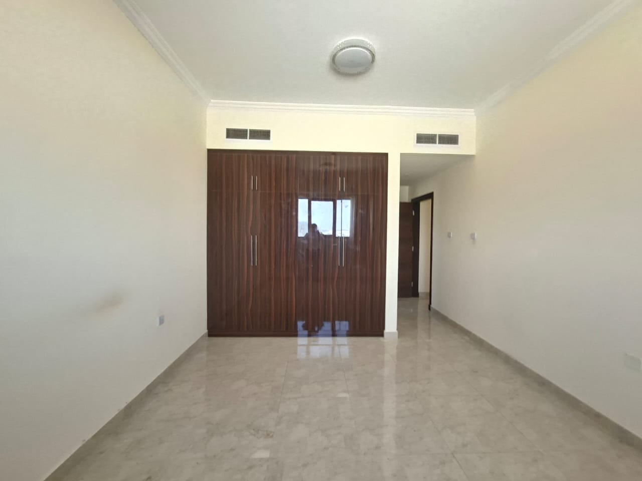 Like brand new building in Al jada out sid 1bhk 2 washroom with master room balcony waldrop prim location sharja