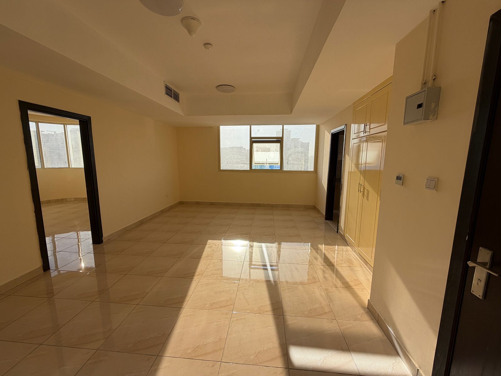 Free parking, built-in wardrobes, open view, spacious layout, high-end finishing, prime location directly on the Dubai exit.