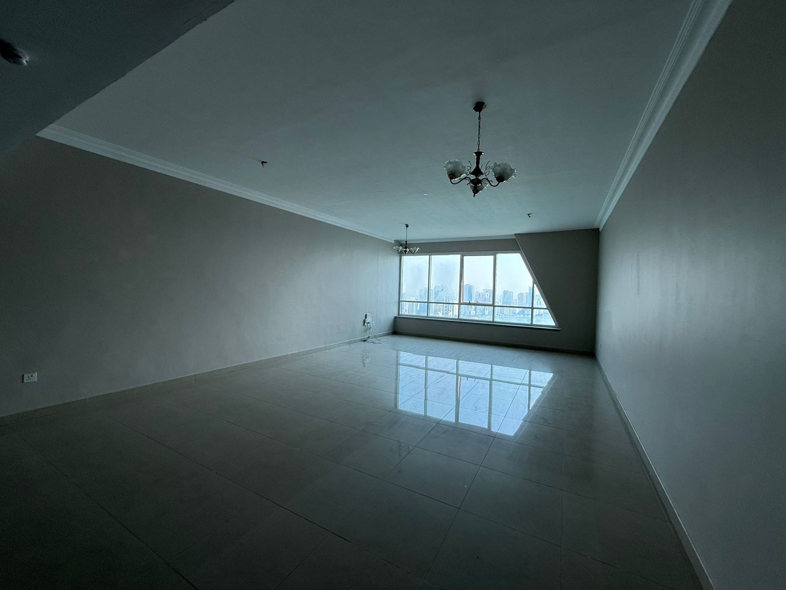 Direct sea view, free parking, gym, free swimming pool access, built-in wardrobes, master maid’s room, master bedroom, spacious layout, prime location